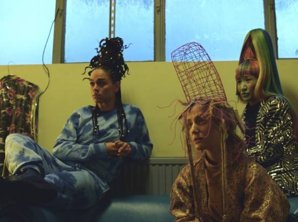 華やかな美容師コンテストで噂と疑惑が渦巻く…『メドゥーサ デラックス』本予告＆新場面写真