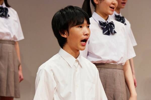 芳根京子、『カラオケ行こ！』で映画オリジナルキャラ　ヤクザ＆中学生が熱唱する場面写真も解禁