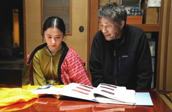 堀田真由＆小林薫“親子”の微笑ましいやり取り切り取る『バカ塗りの娘』本編映像