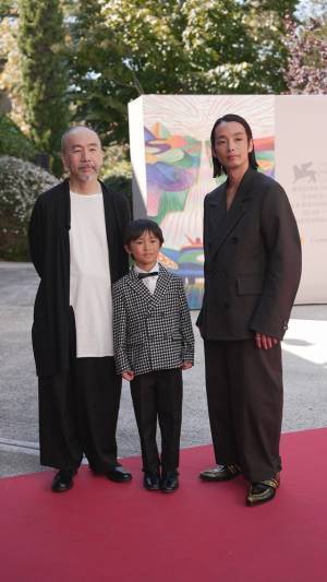 塚本晋也監督作『ほかげ』ヴェネチア映画祭にて約8分間のスタオベ 森山未來＆塚尾桜雅と登壇