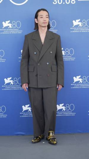 塚本晋也監督作『ほかげ』ヴェネチア映画祭にて約8分間のスタオベ 森山未來＆塚尾桜雅と登壇