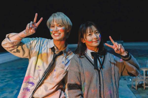 白岩瑠姫＆久間田琳加、夜の屋上でカラフルに染め上がる『夜きみ』場面写真