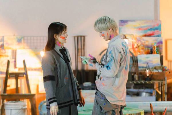 白岩瑠姫＆久間田琳加、夜の屋上でカラフルに染め上がる『夜きみ』場面写真