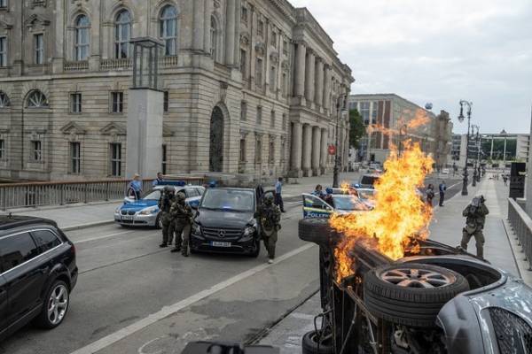 リーアム・ニーソンが、車に爆弾を仕掛けられた“平凡な”ビジネスマンに『バッド・デイ・ドライブ』12月公開