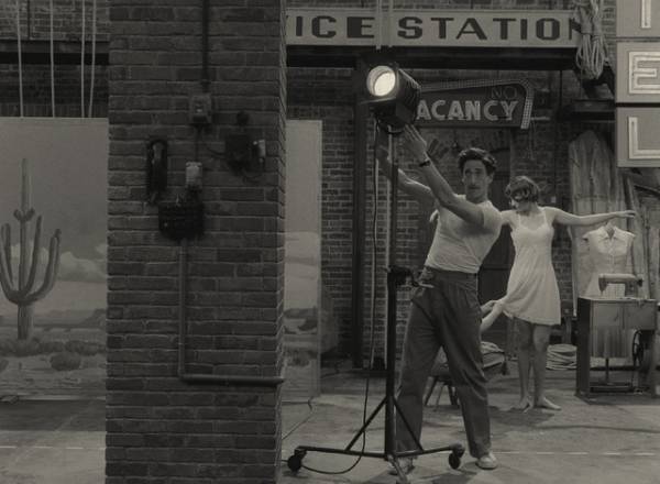 『アステロイド・シティ』物語のカギを握る、3人のモノクロスチール