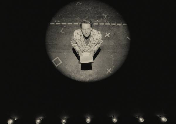 『アステロイド・シティ』物語のカギを握る、3人のモノクロスチール