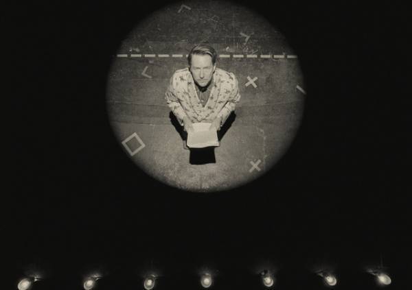 『アステロイド・シティ』物語のカギを握る、3人のモノクロスチール