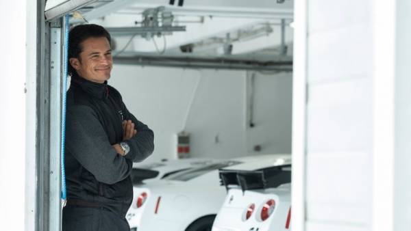 オーランド・ブルーム「希望、決意、情熱が描かれている」夢に挑んだ3人の男たちに注目『グランツーリスモ』特別映像