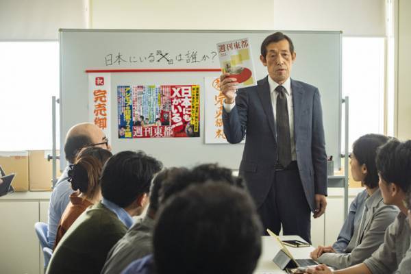 上野樹里に迫る“記者”林遣都…映画『隣人X -疑惑の彼女-』場面写真