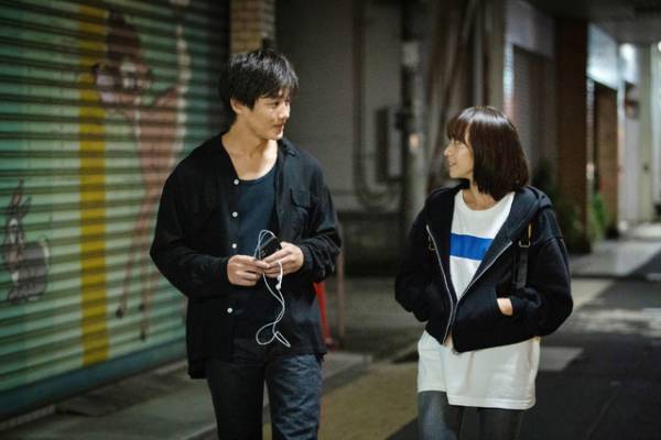 上野樹里に迫る“記者”林遣都…映画『隣人X -疑惑の彼女-』場面写真