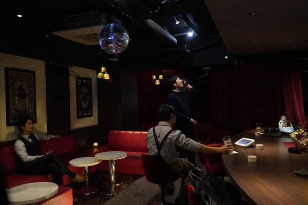 二宮和也、スナックで熱唱『アナログ』場面写真