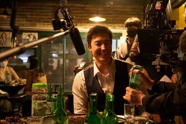 ヒョンビン、チームワークに笑顔　ユナの誕生日をお祝いも『コンフィデンシャル：国際共助捜査』