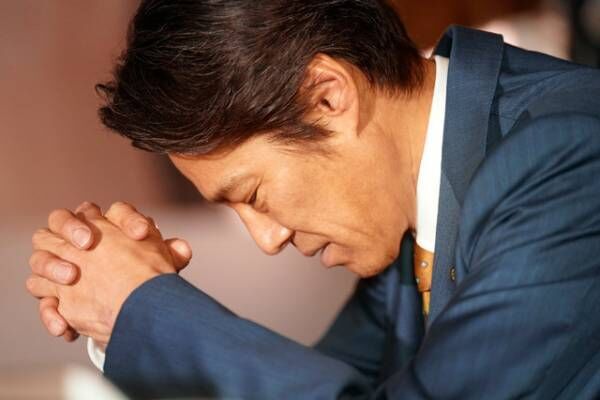 中島健人×堤真一、葛藤と苦悩の表情捉える『おまえの罪を自白しろ』 場面写真
