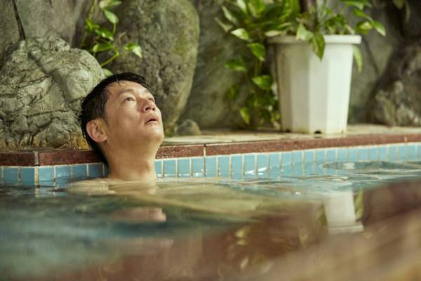 井浦新、祝・誕生日！『アンダーカレント』“謎の男”の人間味が覗く場面写真入手