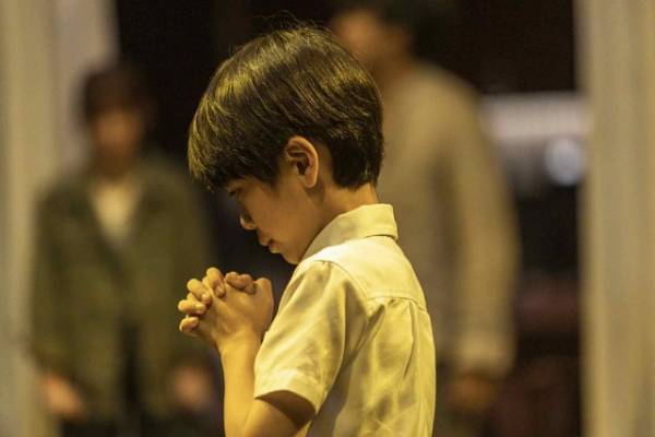 重岡大毅、“息子”正垣湊都に「助けられました」『禁じられた遊び』子役の怪演が垣間みえる場面写真入手