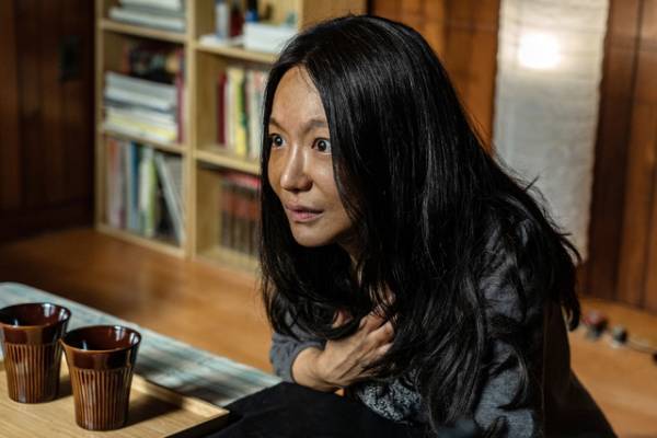 黒髪の女が頭を振り乱し…衝撃の一部始終『オクス駅お化け』特別映像