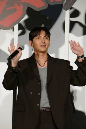 来日中のチ・チャンウク、「最悪の悪」イベントでミッキーマウスのポーズ披露！