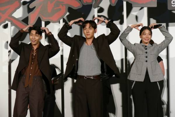 来日中のチ・チャンウク、「最悪の悪」イベントでミッキーマウスのポーズ披露！