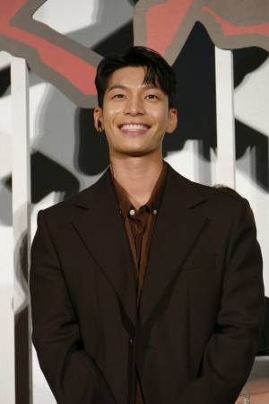 来日中のチ・チャンウク、「最悪の悪」イベントでミッキーマウスのポーズ披露！