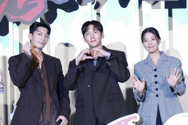 来日中のチ・チャンウク、「最悪の悪」イベントでミッキーマウスのポーズ披露！