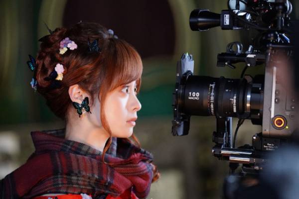 “赤ずきん”橋本環奈＆“王子様”岩田剛典の撮影裏公開『赤ずきん、旅の途中で死体と出会う。』