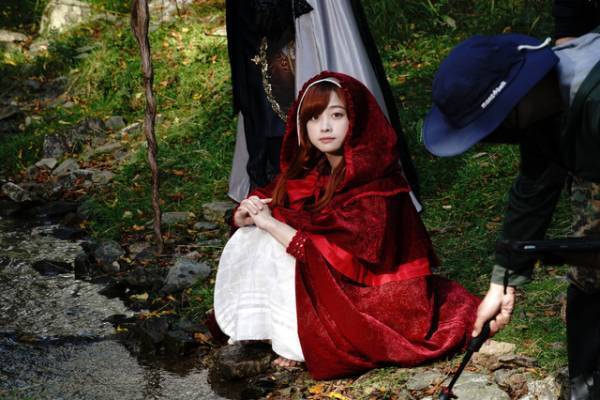 “赤ずきん”橋本環奈＆“王子様”岩田剛典の撮影裏公開『赤ずきん、旅の途中で死体と出会う。』