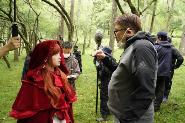 “赤ずきん”橋本環奈＆“王子様”岩田剛典の撮影裏公開『赤ずきん、旅の途中で死体と出会う。』