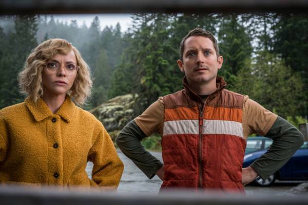 イライジャ・ウッドが新キャストで参加「イエロージャケッツ」S2 予告編 S1第1話も無料公開中