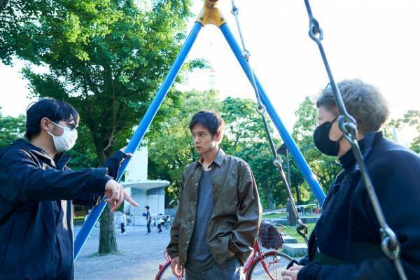 松岡茉優＆窪田正孝ら撮影現場でのオフショット『愛にイナズマ』クランクイン映像