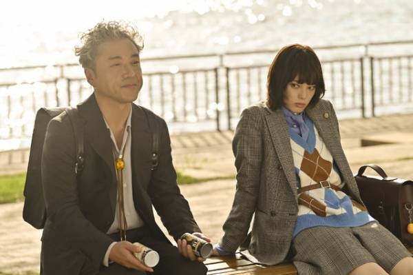 ムロツヨシ＆平手友梨奈の対照的な姿…「うちの弁護士は手がかかる」場面写真