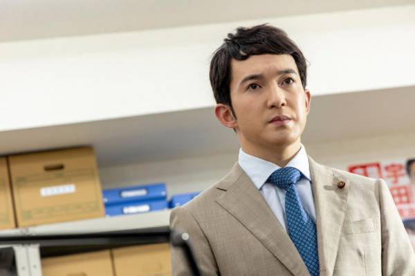 犯人は誰？豪華俳優陣の怪しげな表情も…中島健人＆堤真一共演『おまえの罪を自白しろ』場面写真