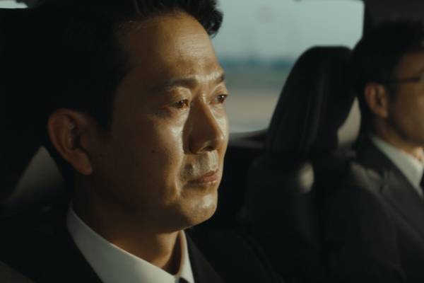 犯人は誰？豪華俳優陣の怪しげな表情も…中島健人＆堤真一共演『おまえの罪を自白しろ』場面写真