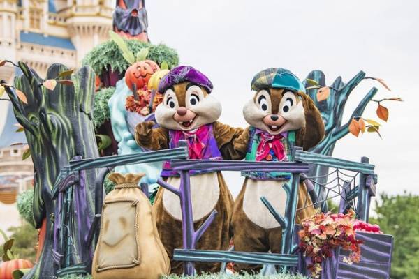 【ディズニー】TDLで人気の期間限定「スプーキー“Boo!”パレード」、コワくて楽しいパレードの魅力を紹介