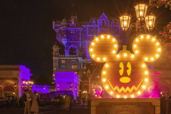 【ディズニー】日没後のウォーターフロントパークが妖しい雰囲気に！夜まで楽しい東京ディズニーシーのハロウィン