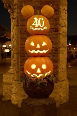 【ディズニー】日没後のウォーターフロントパークが妖しい雰囲気に！夜まで楽しい東京ディズニーシーのハロウィン