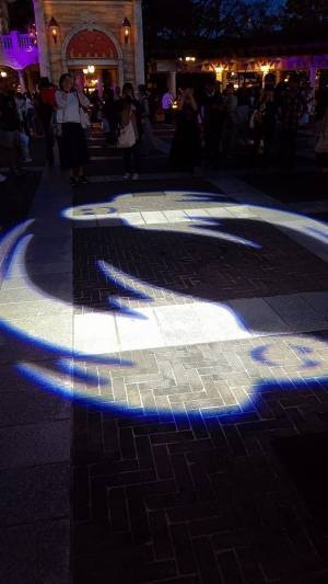 【ディズニー】日没後のウォーターフロントパークが妖しい雰囲気に！夜まで楽しい東京ディズニーシーのハロウィン