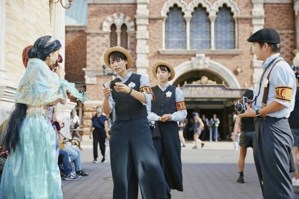 【ディズニー】こだわりの仮装を“ニューヨーク新聞サークル”メンバーが取材！TDS「レポーティング・フロム・ハロウィーンフェア」