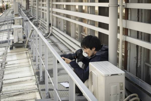 林遣都の緊張感溢れる張り込み場面写真『隣人X』