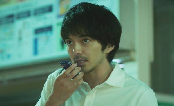 林遣都の緊張感溢れる張り込み場面写真『隣人X』