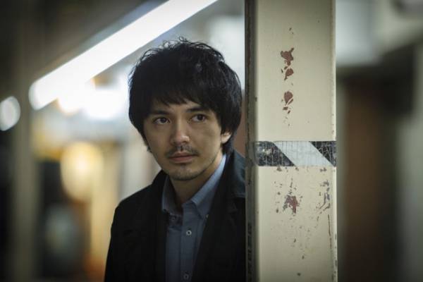 林遣都の緊張感溢れる張り込み場面写真『隣人X』