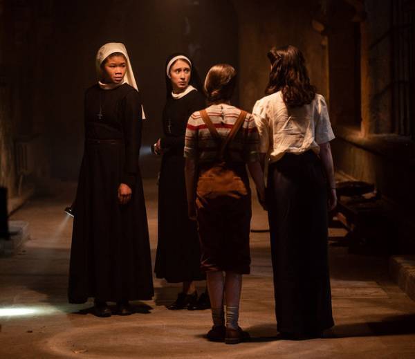 2人の“シスター”が作品の魅力を解説『死霊館のシスター 呪いの秘密』特別映像