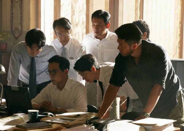 ファン・ジョンミン×ヒョンビン、膠着する人質交渉に一触即発『極限境界線』本編シーン