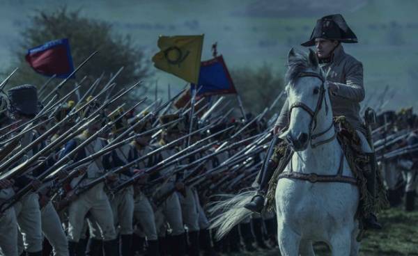 ホアキン・フェニックスが鬼気迫る怪演見せる『ナポレオン』最新予告＆日本版ポスター