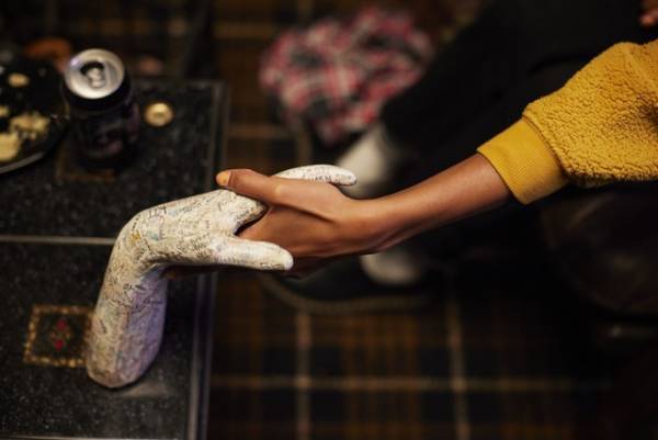 危険なチャレンジにハマる若者たちに襲いかかる恐怖…『TALK TO ME』日本版予告