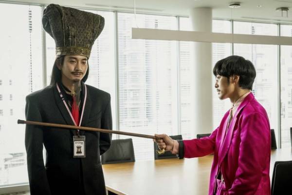 「パリピ孔明」第5話、向井理“孔明”のスーツ姿に「違和感すごい」「シュールすぎて笑う」の声続出