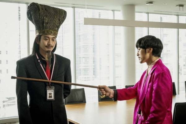 「パリピ孔明」第5話、向井理“孔明”のスーツ姿に「違和感すごい」「シュールすぎて笑う」の声続出