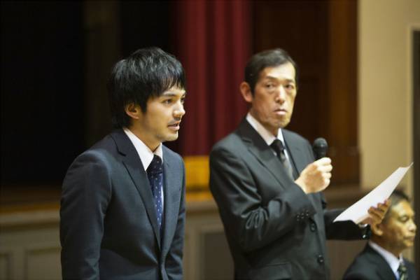 林遣都が週刊誌記者を熱演「ヒゲノハヤシ」場面写真『隣人X -疑惑の彼女-』