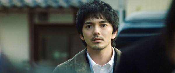 林遣都が週刊誌記者を熱演「ヒゲノハヤシ」場面写真『隣人X -疑惑の彼女-』