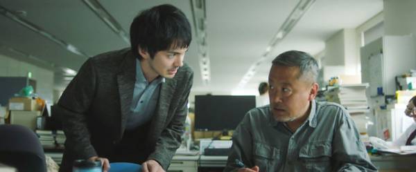 林遣都が週刊誌記者を熱演「ヒゲノハヤシ」場面写真『隣人X -疑惑の彼女-』