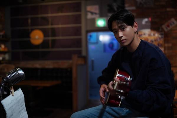 素顔を見せる2人だけの“秘密のセッション”「プレイ・プリ」日本版ビジュアル